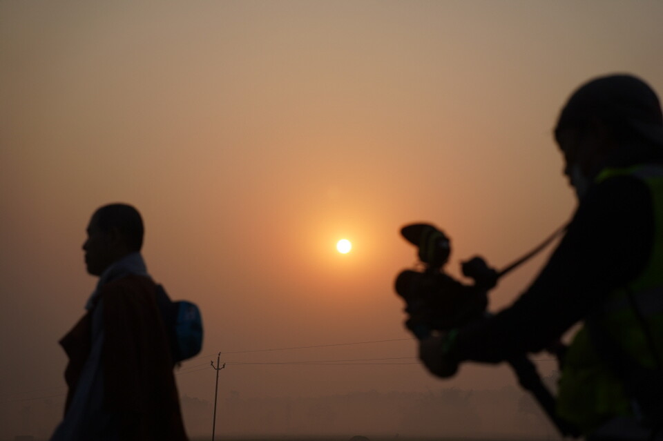 회주 스님을 따라가는 카메라