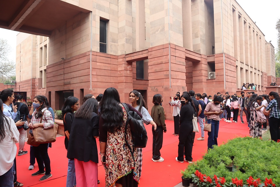 개막 전부터 현지인들로 북적이는 박물관. 