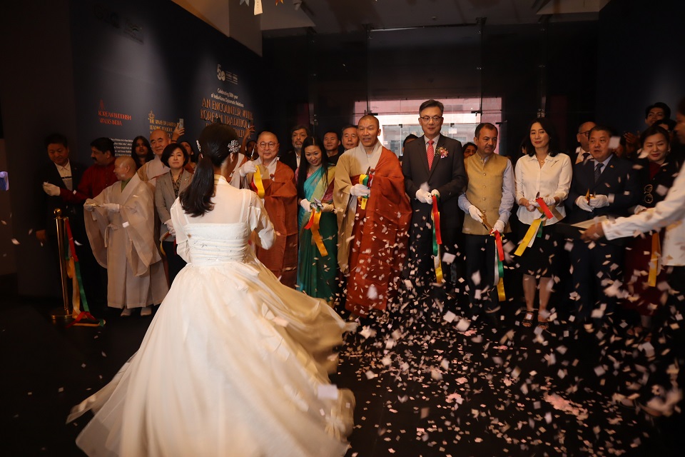 테이프 커팅식과 동시에 뿌려진 꽃잎. 