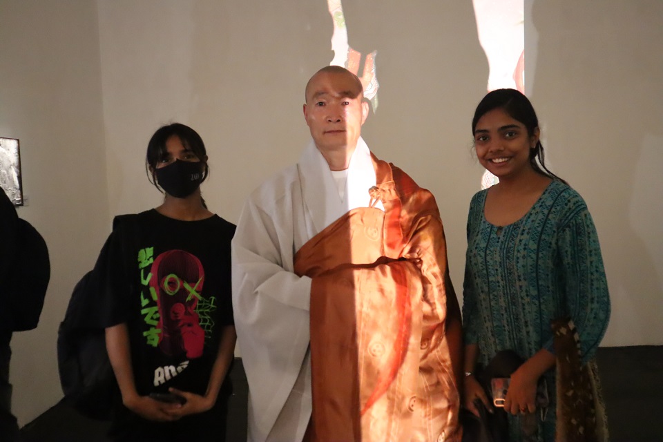 인도 현지인들과 기념사진을 찍고 있는 종회의원 성제스님.