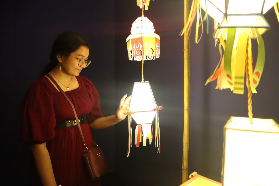 등을 감상하며 미소 짓고 있다. 