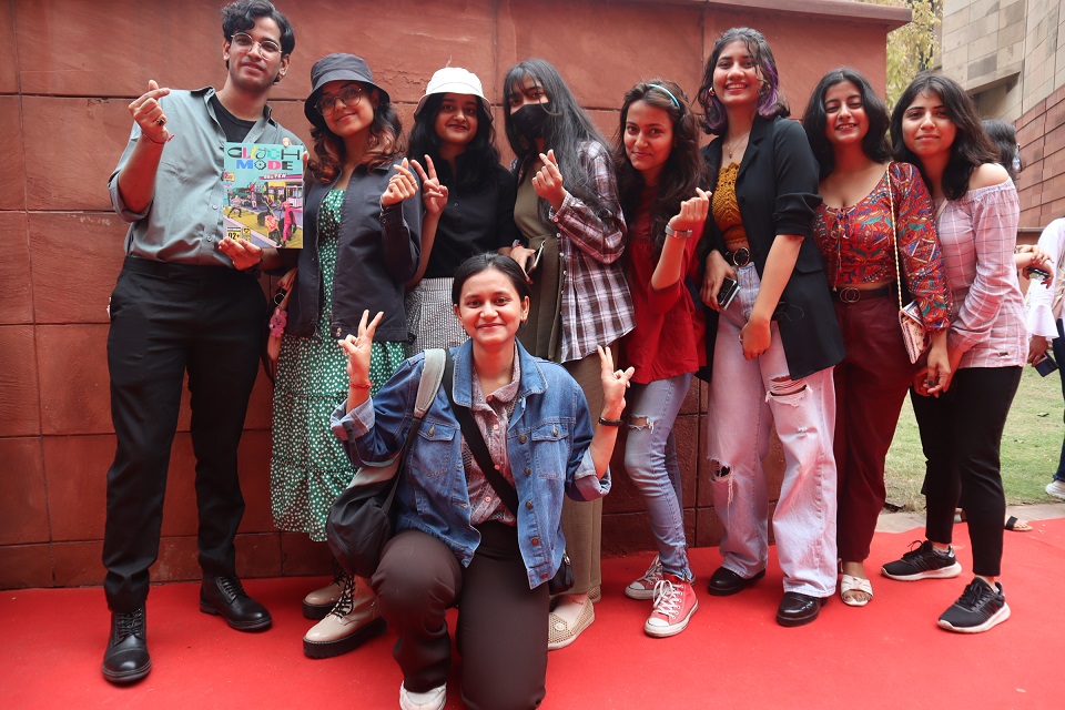 전시회를 보기 위해 참석한 학생들. 