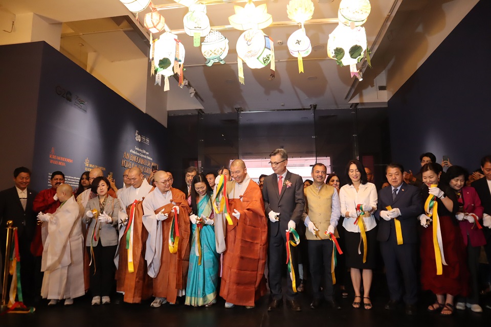 조계종은 3월22일 인도국립현대미술관에서 ‘부처님의 땅! 인도에서 한국전통불교문화를 만나다’ 전시회 개막식을 가졌다. 사진은 테이프 커팅식 장면. 