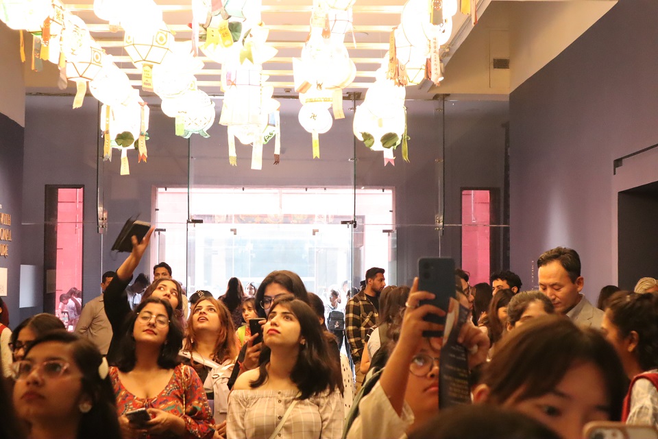 전통등을 눈과 사진으로 감상하는 현지 젊은이들. 