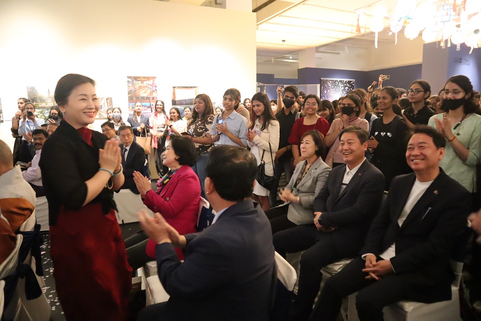 불자 국회의원들이 현지인들과 인사를 나누고 있다. 