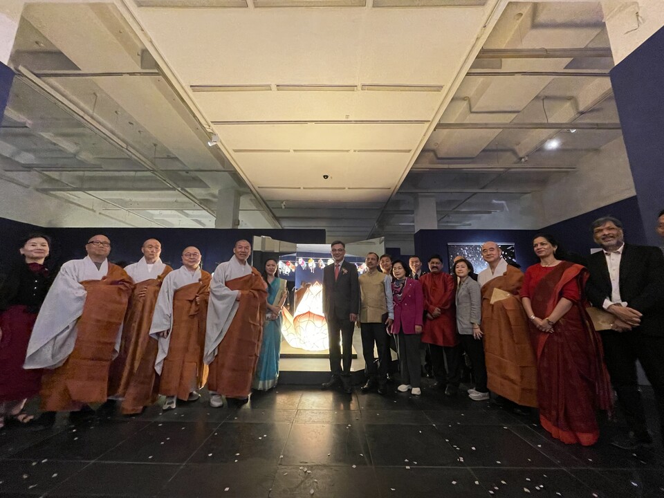 개막식 이후 찍은 단체 기념사진.