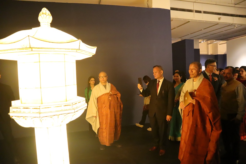 종회의장 주경스님과 불교문화사업단 덕운스님이 등을 감상하고 있다.