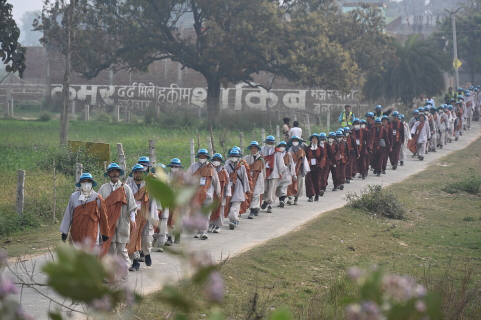 행선하는 상월결사 인도순례단 모습