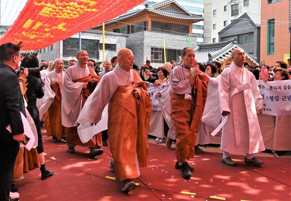 상월결사 회주 자승스님이 조계사에서 봉행되는 회향식을 위해 인도순례단을 이끌고 조계사에 들어서는 모습.. 총무원장 진우스님 종회의장 주경스님 등이 순례단을 맞이했다.  
