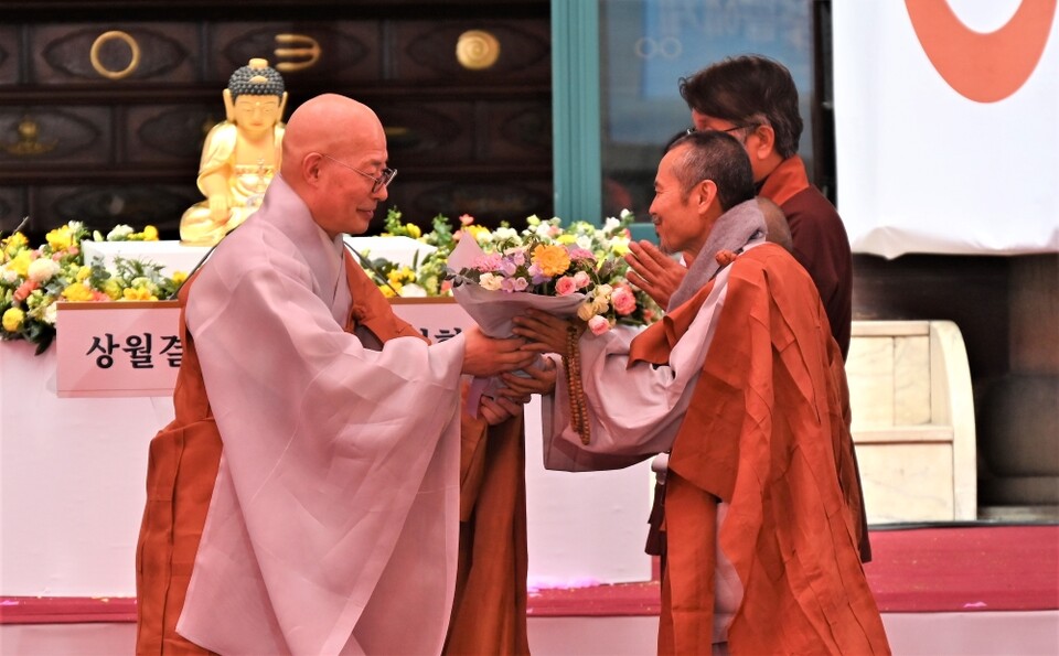 총무원장 진우스님이 순례단 대표 범해스님 등에게 축하와 감사의 꽃다발을 증정했다. 