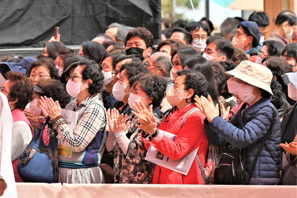 회주 스님의 회향사에 환호하는 불자들.