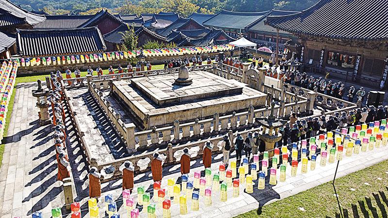 2021년 ‘삼보사찰 천리순례’ 마지막날인 10월18일 불보종찰 통도사에 도착한 순례단이 통도사 금강계단을 참배하고 있다.