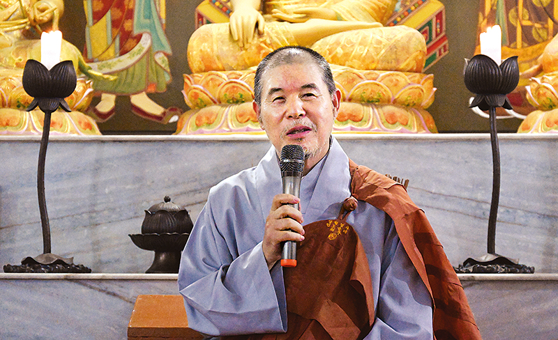 상월결사 회주 자승스님은 인도순례 기간 동안 수차례 마이크를 잡고 전법을 통해 위기에 처한 한국불교를 중흥시켜 나가야 한다고 당부했다. 사진은 3월20일 인도 쉬라바스티 한국사찰 천축선원에서 회주 자승스님이 걷기정진을 회향한 순례대중에게 ”중생속으로 들어가 법을 전하라“는 당부의 말씀을 전하는 모습. 박봉영 편집국장