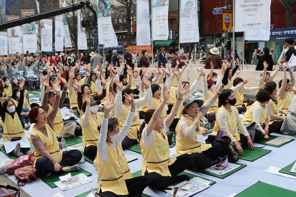 상월결사 인도순례 회향식이 3월23일 조계사에서 거행됐다. 사진은 이날 참석한 대중들이 순례 회향을 축하하며 만세를 외치고 있는 모습.