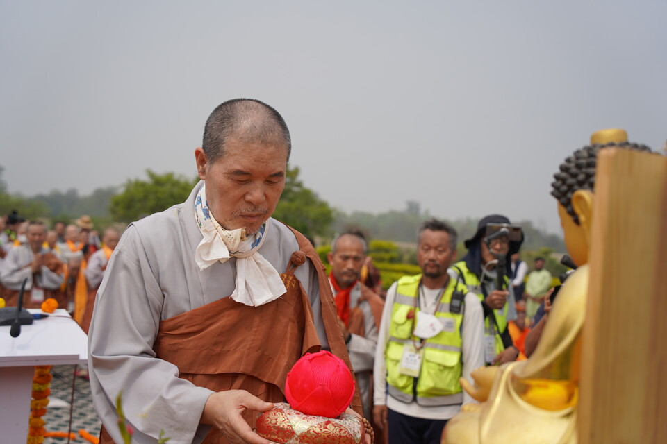 부처님이 탄생한 네팔 룸비니에서 ‘상월결사 108원력문’이 발표됐다. 사진은 상월결사 회주 자승스님이 룸비니에서 부처님에 연등을 공양하는 모습.