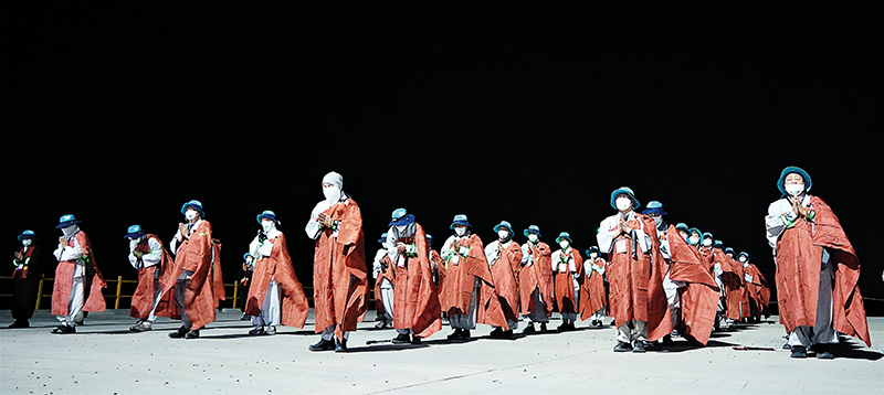 상월결사 인도순례단의 하루는 새벽2시 기상으로 시작한다. 도량석을 마치면 순례대중은 한 자리에 모여 새벽예불을 거행한다. 단 하루도 빼먹지 않았다.