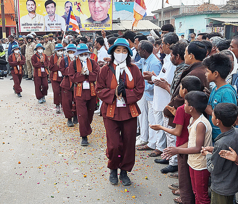 인도순례단은 길이라면 어디든지 다닌다. 행선이 수행인 이유다. 순례단 7조 우바이들의 행선 모습.