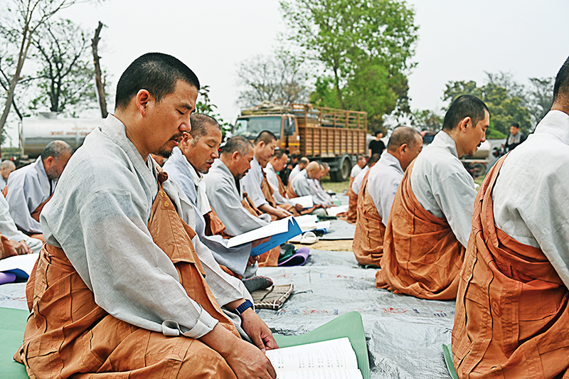 저녁 예불 후 ‘금강경’을 독송하고 있는 순례 대중.