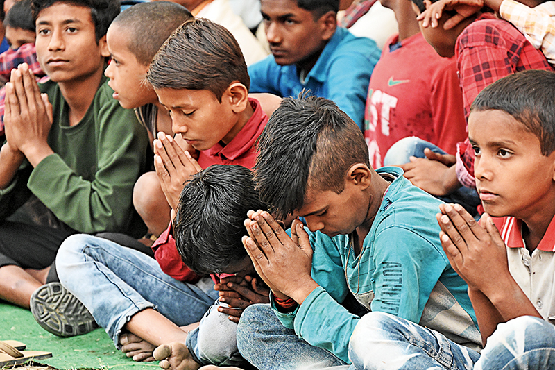 저녁 예불이 공개되면서 함께 수행하는 현지 주민들이 많다. 아이들도 예외가 아니다.