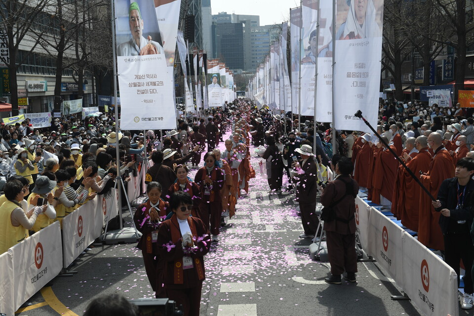 상월결사 인도순례단이 3월23일 회향식을 위해 조계사 앞을 지나고 있다.