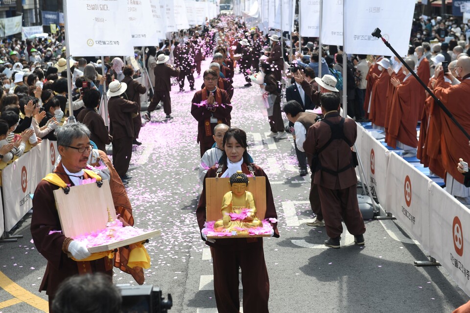 부처님 이운조가 부처님을 모시고 조계사로 향하고 있다.