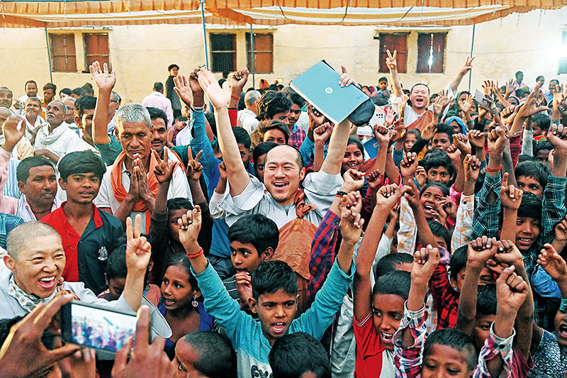 인도 현지 주민들과의 소통과 교감 역시 포교다. 인도순례단은 숙영지를 찾는 주민들과 적극적으로 소통하며 함께 어울리는 시간을 통해 한 사람이라도 더 불교를 접할 수 있도록 노력하고 있다. 박봉영 편집국장 bypark@ibulgyo.com