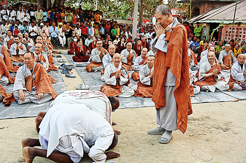 인도 사찰에서 찾아온 현지 불자들이 회주 자승스님에게 예를 올리고 있다.