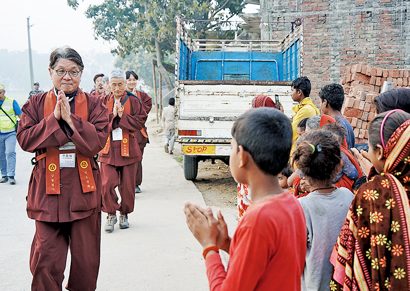 순례단의 포교 공적은 사부대중의 노력으로 가능했다. 8조 우바새들의 행선 모습.