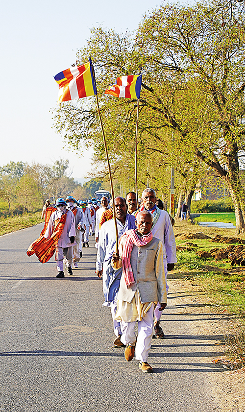 불교기를 높이 들고 순례단과 함께 행선하고 있는 인도 불자들. 그들은 환희심이 절로 난다고 말했다.