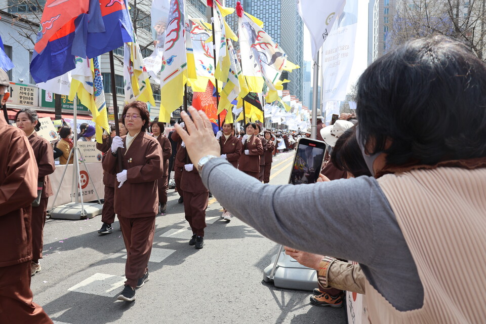 사부대중은 모두 취재진이 된 듯 핸드폰 카메라를 켜고 순례단을 담기 바빴다.