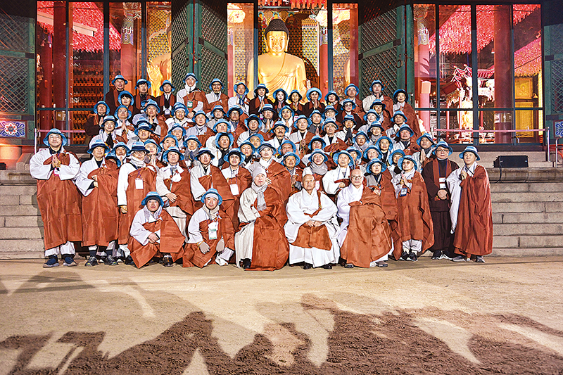 한겨울 새벽의 찬바람이 매웠던 2월9일 서울 조계사에서 고불식을 봉행하고 기념촬영을 했다. 