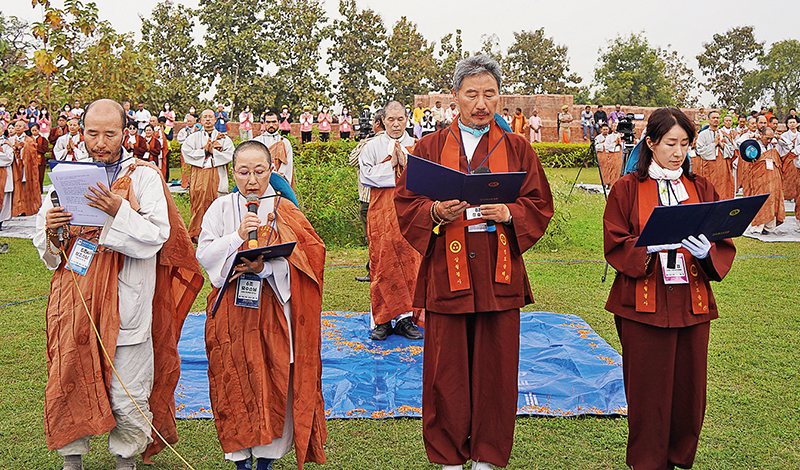 3월20일 인도 쉬라바스티 기원정사 터에서 열린 회향식에서 순례단 5조 조장 삼조스님, 6조 조장 묘수스님, 7조 조장 이태경 보살, 8조 조장 정충래 동국대학교 이사가 각각 비구 비구니 우바이 우바새를 대표해 나와 회향식 발원문을 합송했다. 