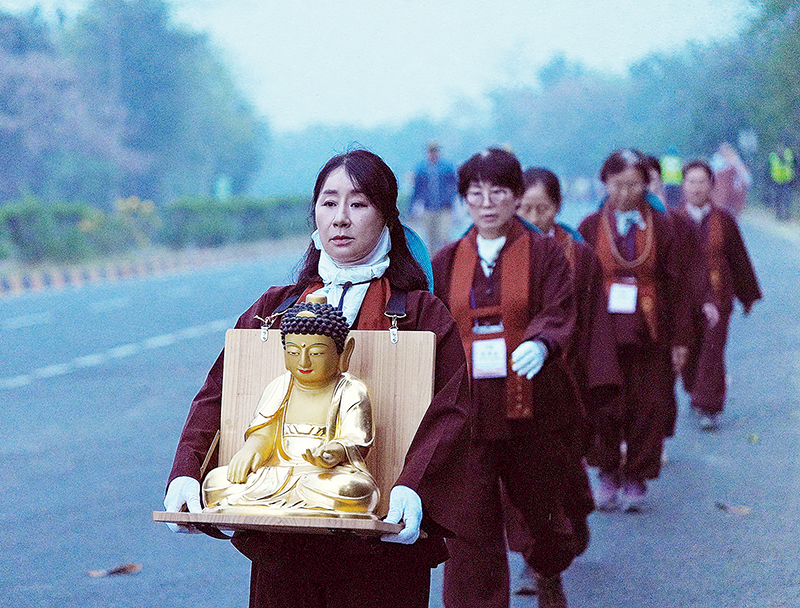 이른 새벽, 부처님을 이운하는 7조 조장 이태경 보살. 
