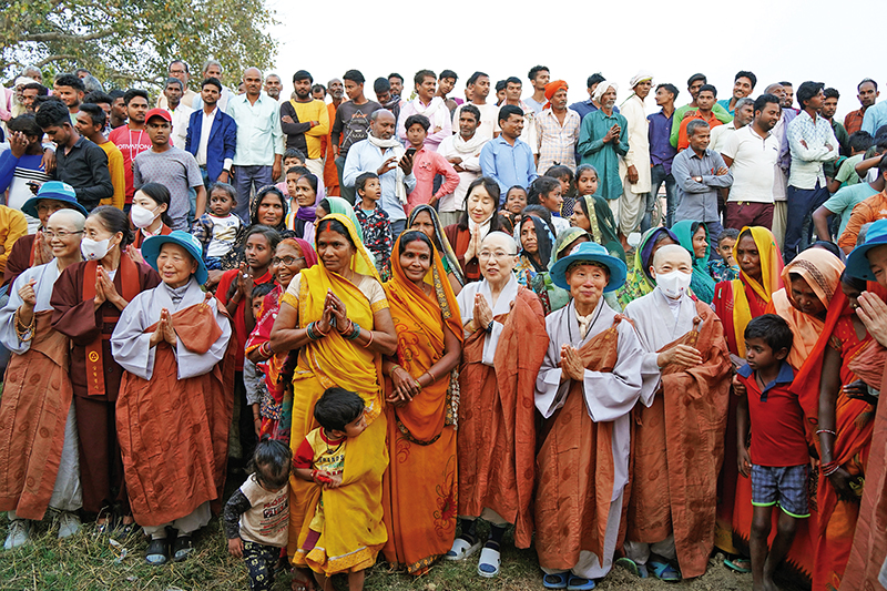 3월11일 순례 31일차 숙영지에서 주민들과 즐거운 시간을 보내고 있는 순례단. 