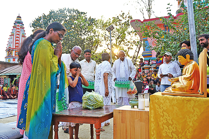 숙영지에 모신 순례단의 부처님 앞에 인도 주민들이 예경을 표하는 모습. 3월13일 순례 33일 차 콜리야족 거주 지역이다. 