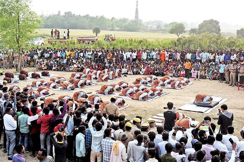 하루 순례를 마치고 저녁예불을 드리는 모습. 인도인들의 잠자고 있는 불심을 깨우치는 전법의 순간이었다. 