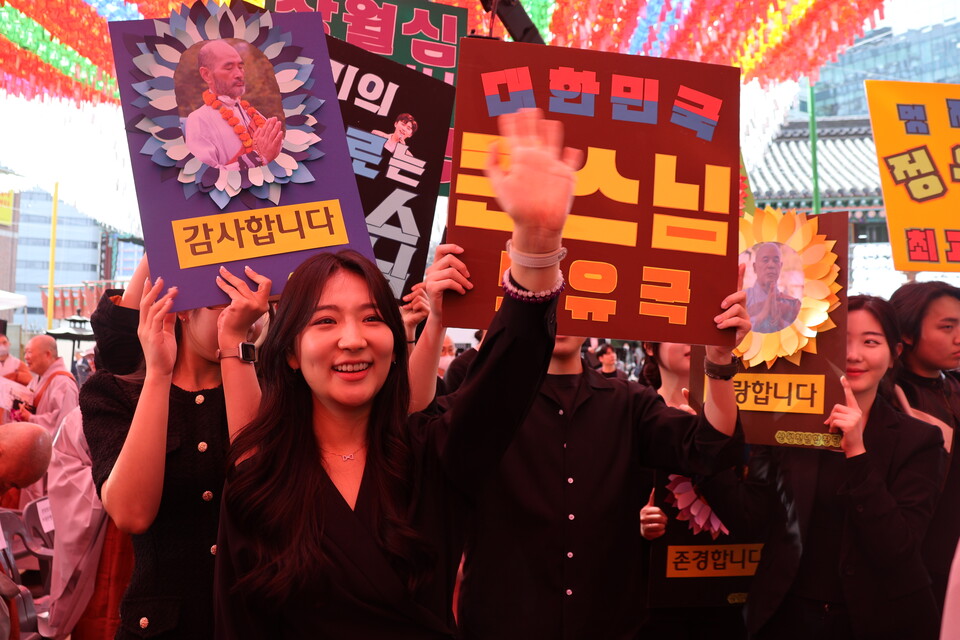 정유림 씨의 친구들이 정유림 씨를 향해 인사를 하고 있다.