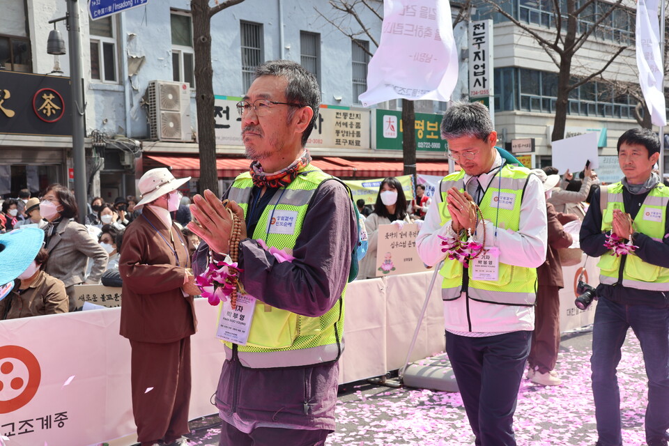 불교신문 취재진도 이날만큼은 ‘순례단’ 일원으로 발걸음을 옮겼다. 사진 왼쪽부터 박부영 선임기자, 박봉영 편집국장.