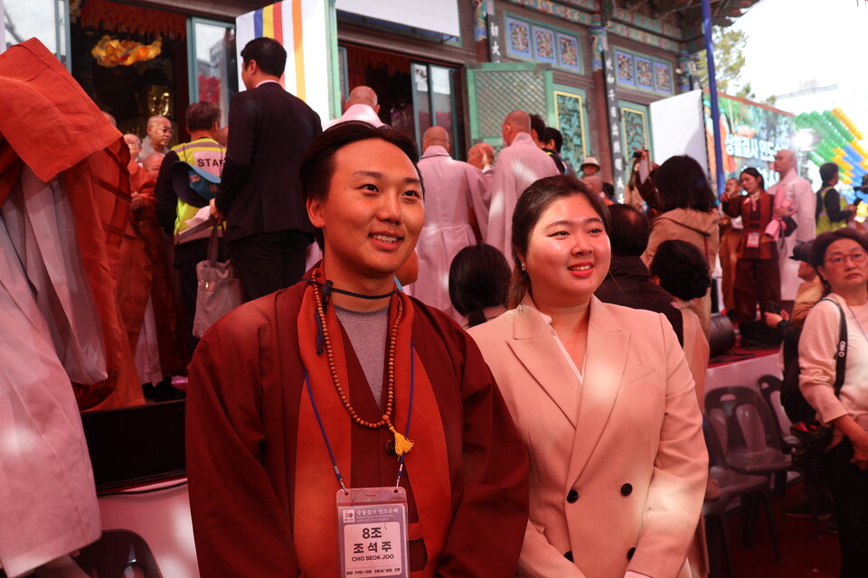 최연소 참가자 조석주 전 대불련 회장과 유정현 대불련 회장이 기념촬영을 하고 있다.