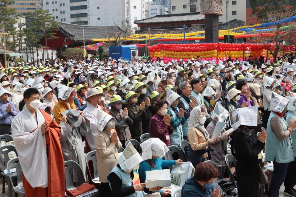 조계사 경내를 가득 메운 사부대중의 모습이다.