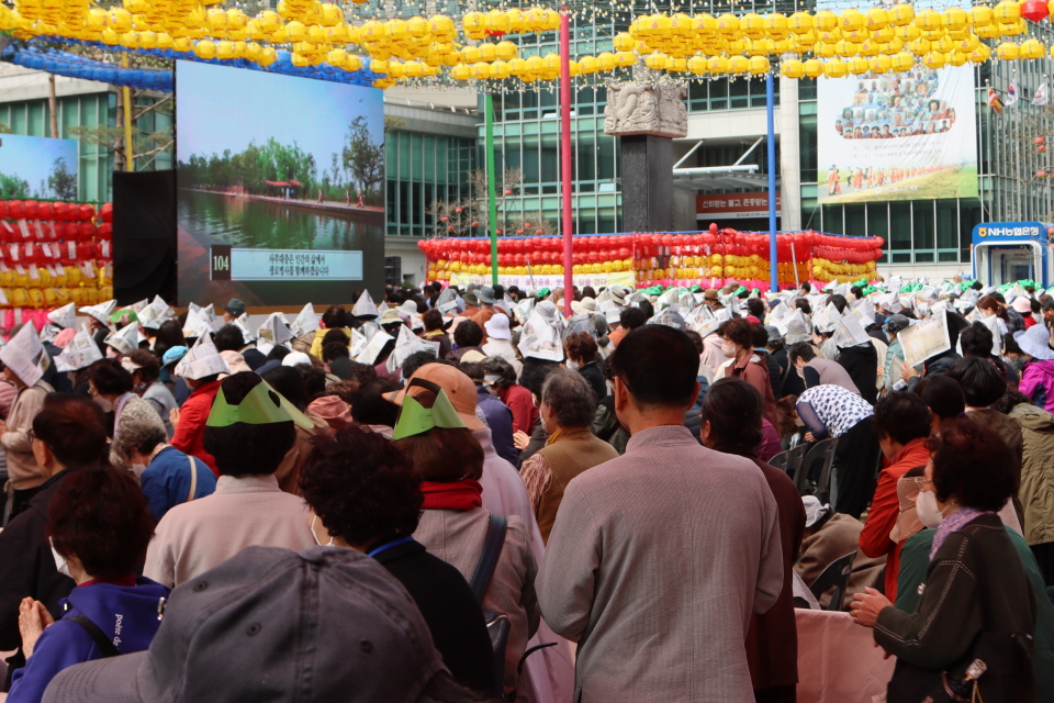 대형 스크린으로 상월결사 108원력문을 지켜보고 있는 신도들의 모습이다.