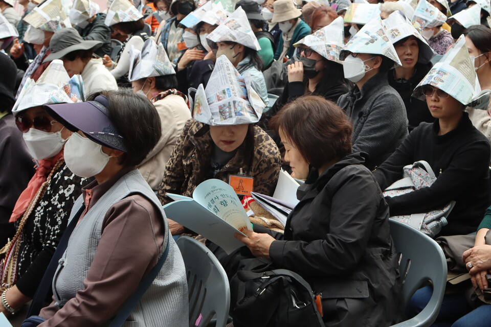 순례단이 조계사에 들어서자 다음 식순을 살피는 신도들.