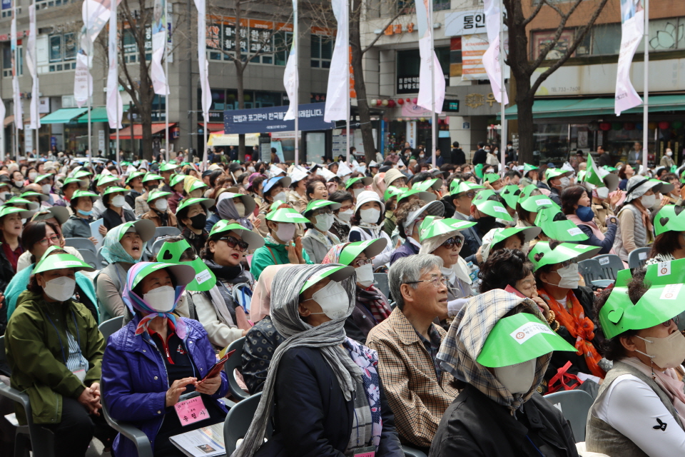 초록색 햇빛가리개를 쓴 동화사 신도들이 자리를 지키고 있다. 