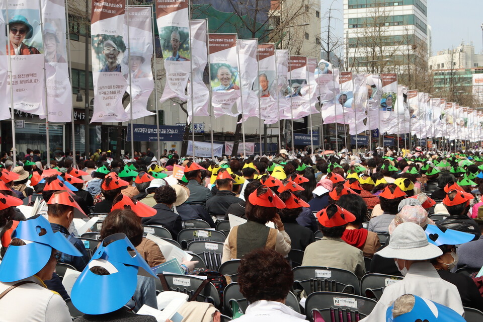 순례단이 지나간 자리를 사부대중이 여전히 가득 메우고 있다.
