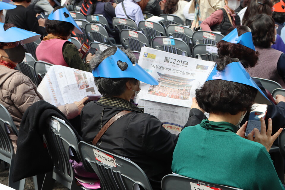 막간을 이용해 신문을 살피고 있는 신도의 모습이다.