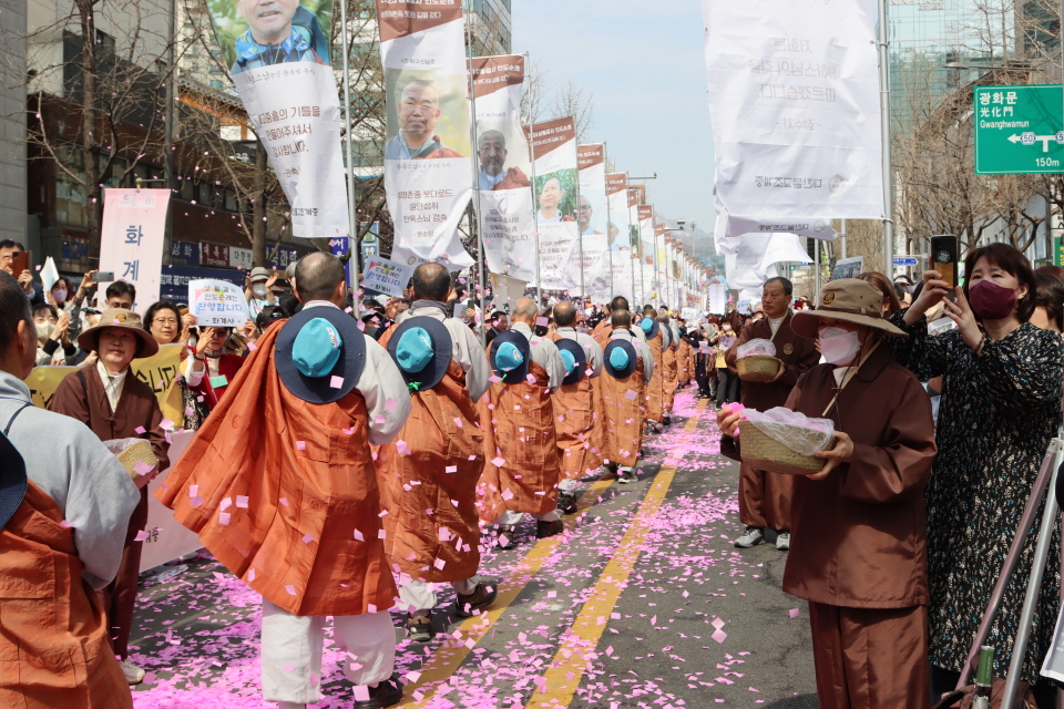 상월결사 인도순례 순례단이 조계사를 향해 거리를 지나고 있다.