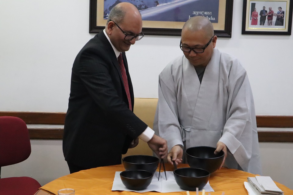 덕운스님이 발우를 펼쳐 소개하고 있다.