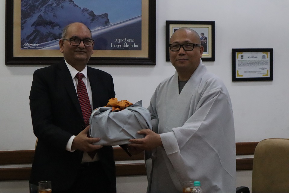 한국불교문화사업단 사무국장 덕운스님은 3월23일 뉴델리 찬디왈라 조리대학에서 반다리 학장을 만나 면담하고 발우를 선물했다. 