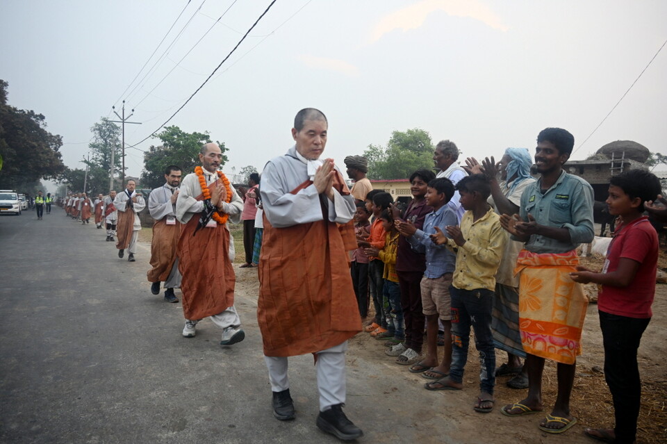 행선하는 순례단을 반갑게 맞이해주는 인도인들.