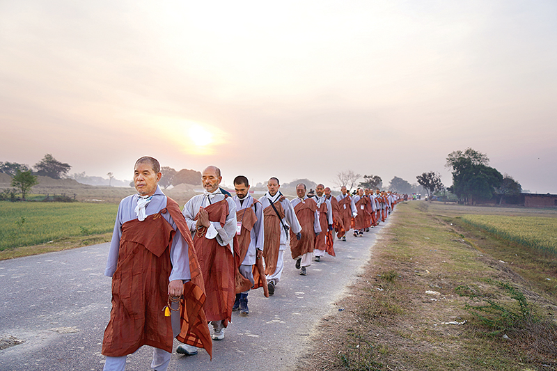 상월결사 회주 자승스님을 필두로 인도현지를 걸어가는 순례단 모습. 